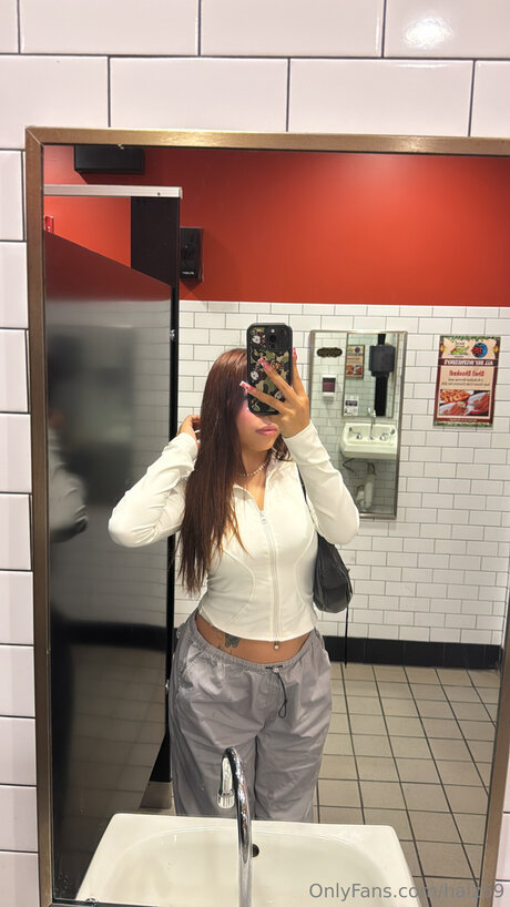 フェイシャルオンリーファンズ セクシーヌード 写真