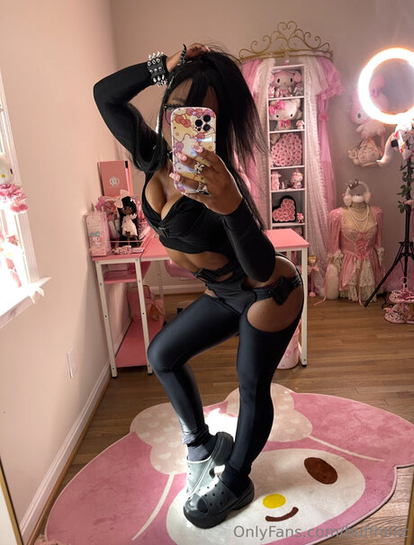 Buffholic 裸のモデル 写真