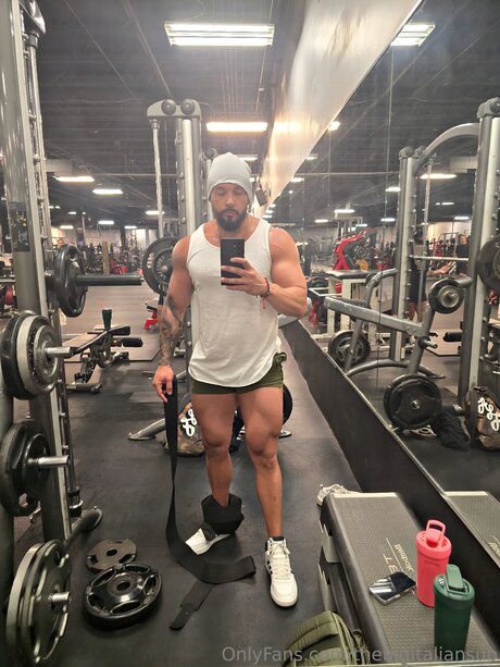 18歳のオンリーファンズ アート裸 写真