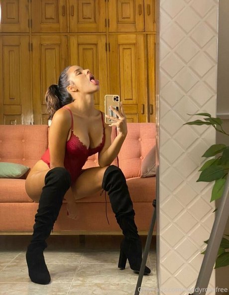 巨乳の熟女オンリーファンズ ホットセクシー 画像