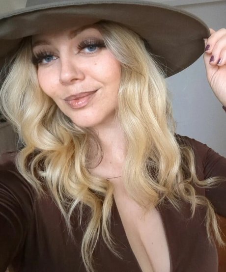 Aurora Indica ポルノ女優 写真