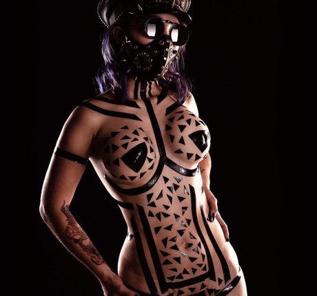 日本の女子高生OnlyFans アートヌード 画像