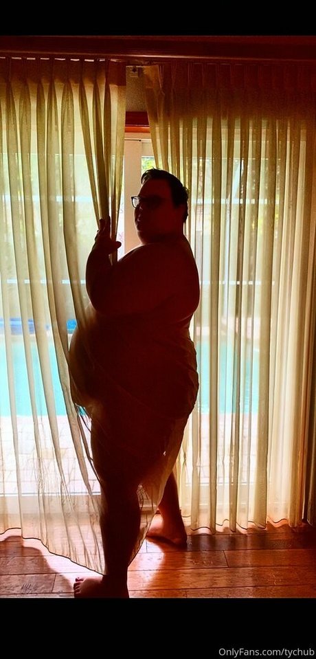 tychub 美しいモデル 写真