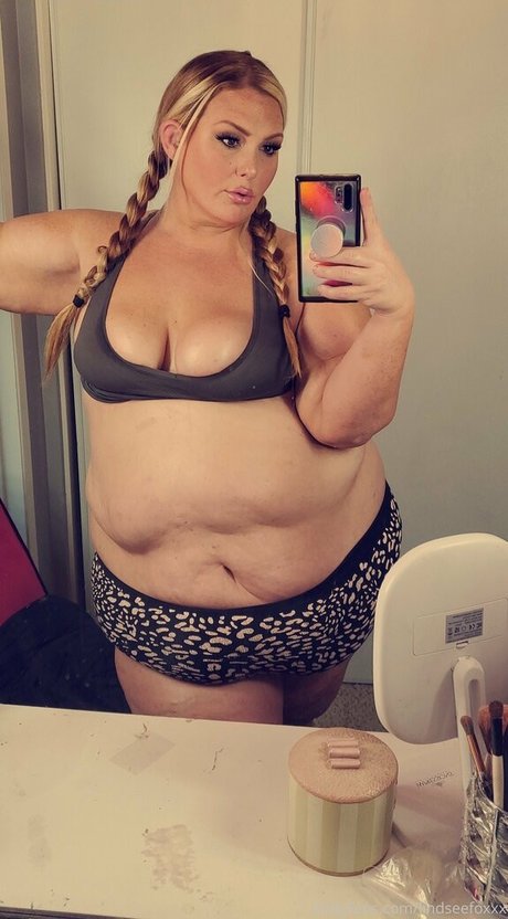 巨乳で曲線美のOnlyFans 美しいヌード ギャラリー