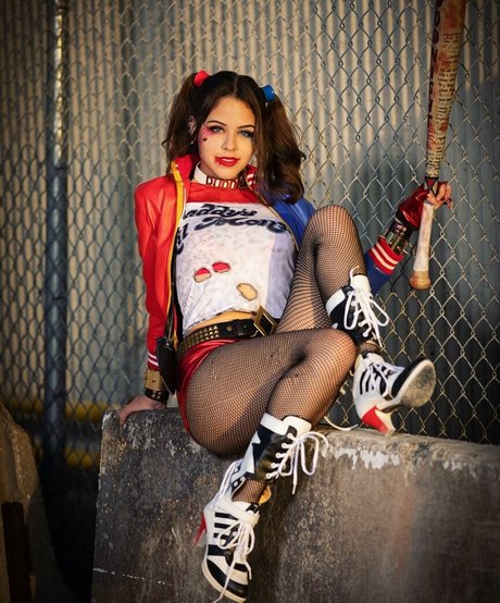 巨乳ティーンオンリーファンズ ヌード 画像