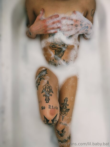 毛深いラテン系オンリーファンズ アートヌード 画像