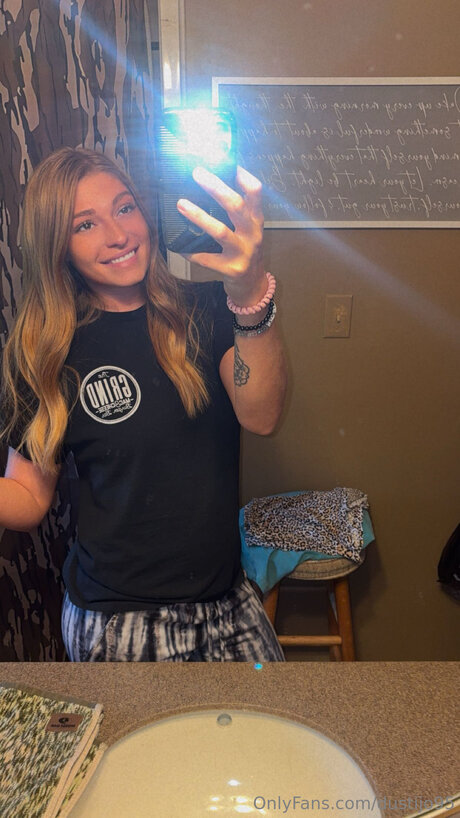 妊娠中のアジア人オンリーファンズ アート裸 画像