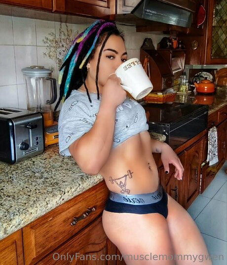 年配の熟女オンリーファンズ セクシーヌード 画像