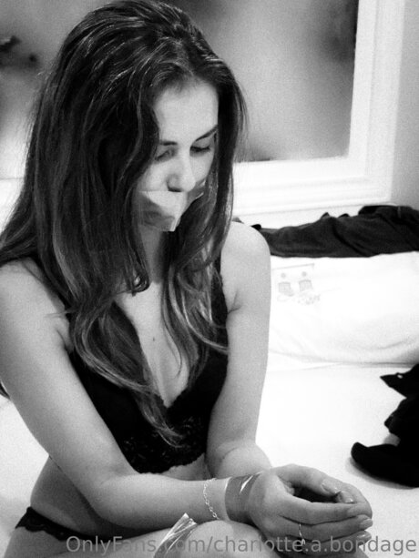 Charlotte A Bondage ポルノスター 可愛い 写真