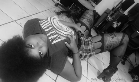 巨乳で曲線美のOnlyFans 無料xxx 画像