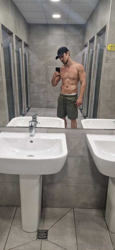 太めのブロンドオンリーファンズ アート裸 画像