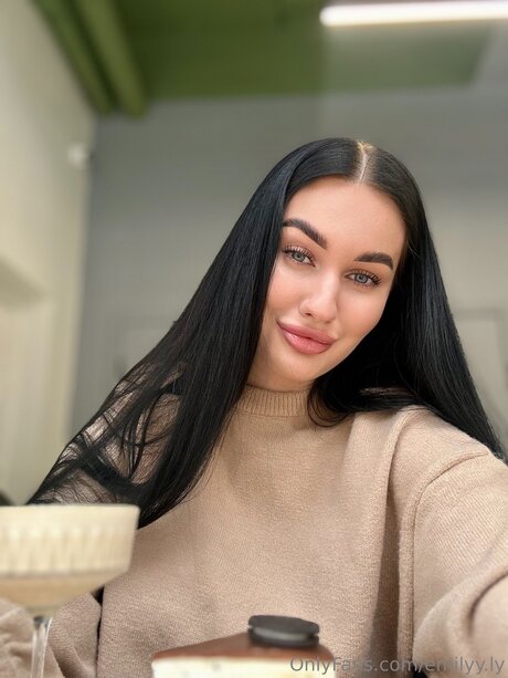 Emilyy Ly エロティックモデル ギャラリー