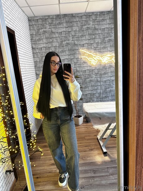 Emilyy Ly HDスター ギャラリー