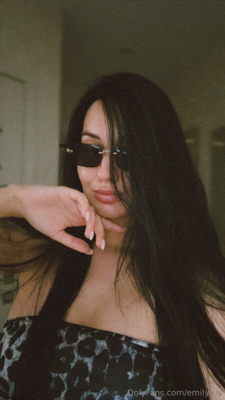 Emilyy Ly 素敵な女優 写真