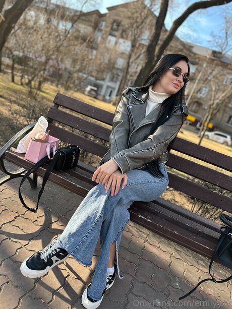 Emilyy Ly xxxモデル 写真