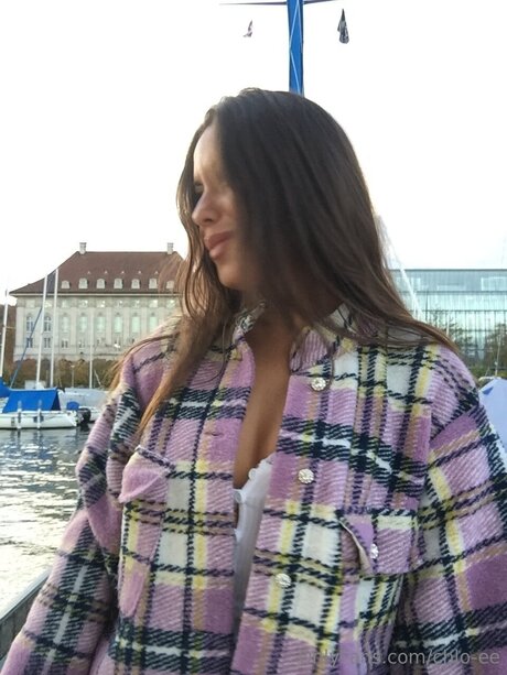 Chlo Ee エロティック女優 画像