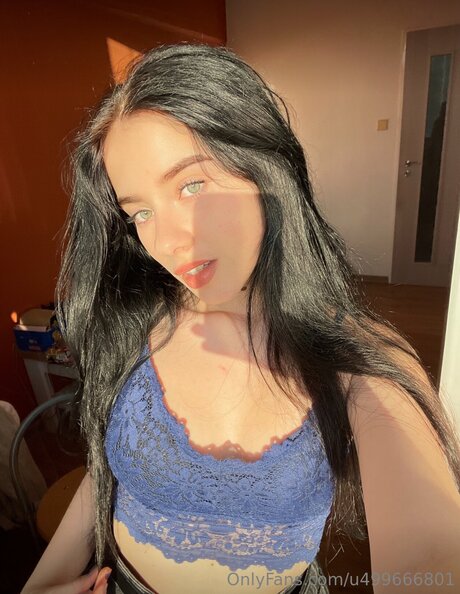 Alena Swiitie ヌードスター 写真