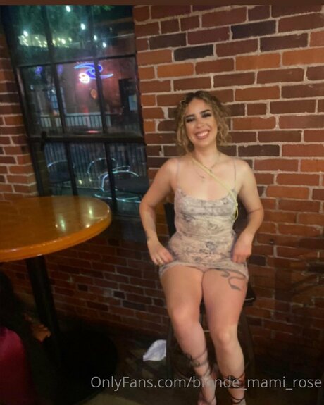 Blonde Mami Rose 裸モデル ギャラリー