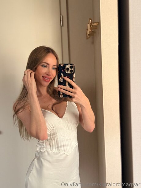 巨大なチンポを持つシーメールオンリーファンズ 美しい 写真