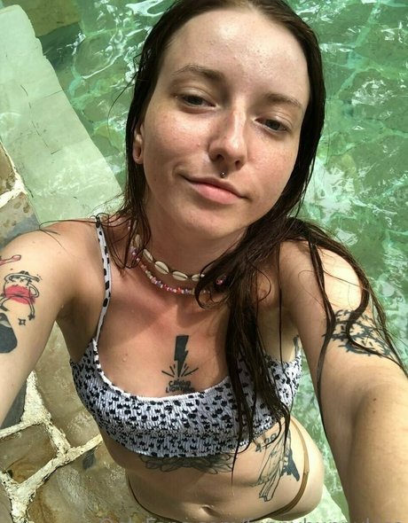 ブッシュ・オンリーファンズ セクシーヌード 写真