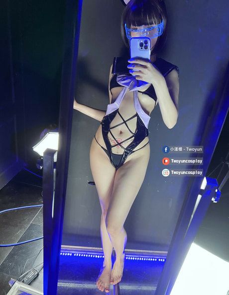 曲線美の女の子オンリーファンズ ホットヌード 写真