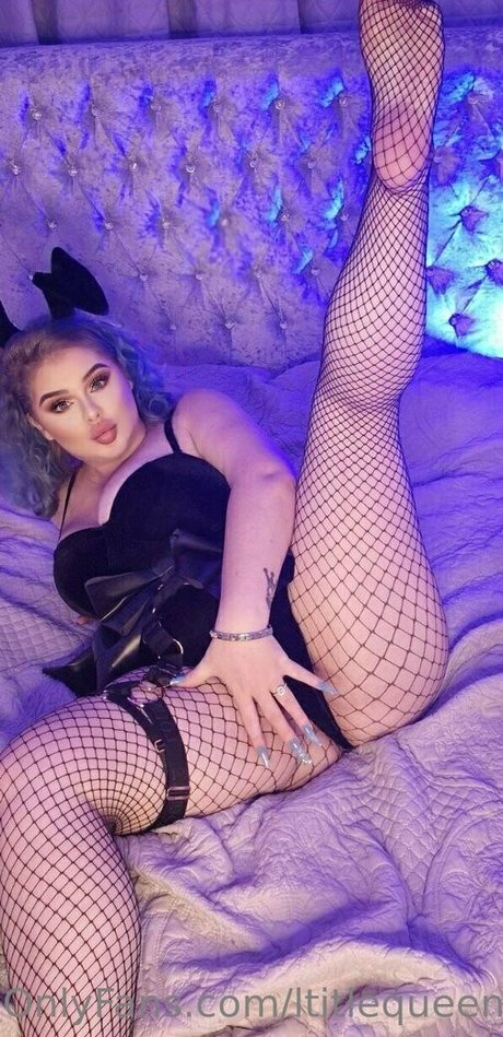 大きなお尻と巨乳のオンリーファンズ ヌード 写真