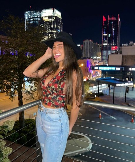 Maddie W かわいいモデル 写真