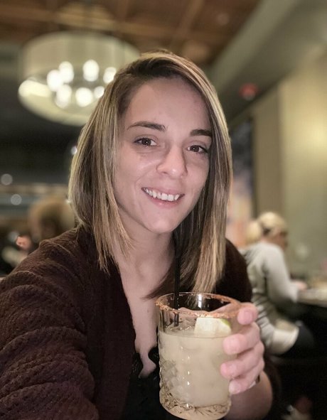 ブルネットの猫OnlyFans ポルノ ギャラリー