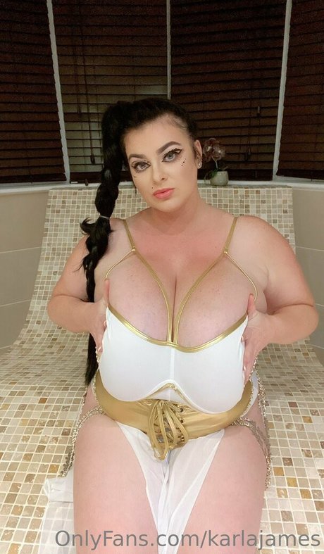 巨乳で曲線美のOnlyFans エロ ギャラリー