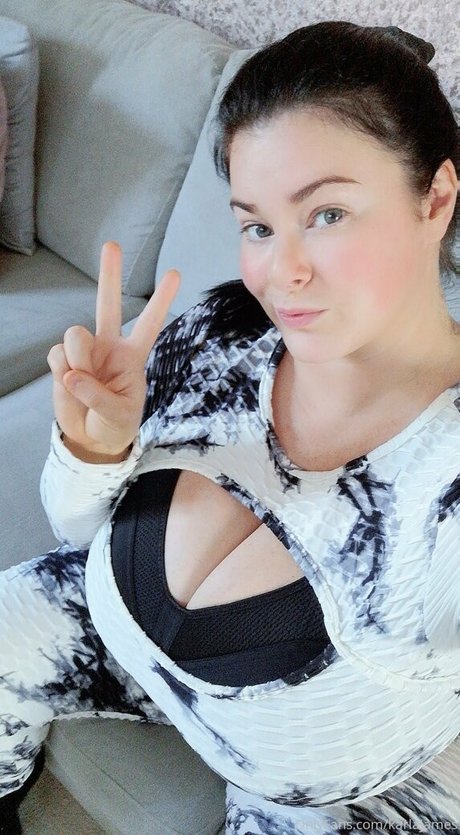 曲線美の女の子オンリーファンズ エロチック ギャラリー