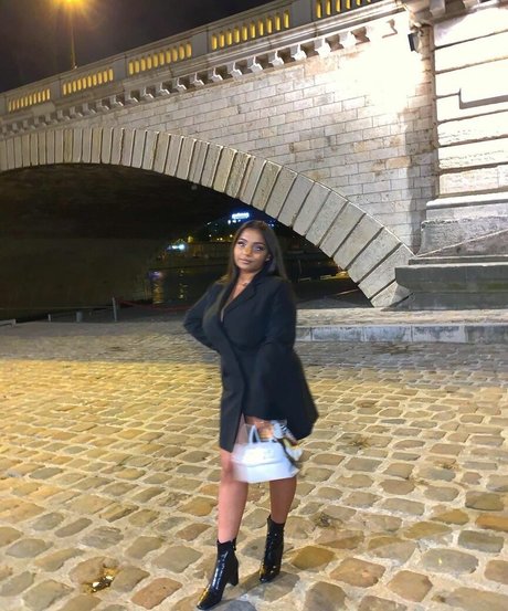 アラブのティーンズオンリーファンズ セクシー裸 写真