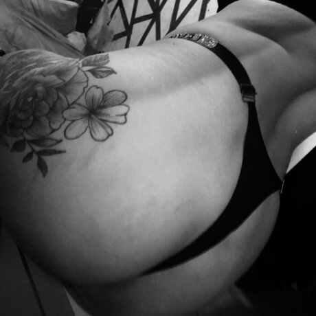 巨大な天然おっぱいオンリーファンズ 美しい裸 画像