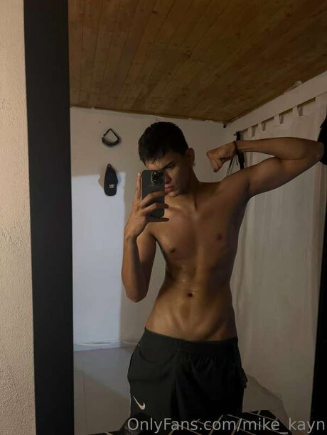 Mike Kayn 高品質のスター アーカイブ