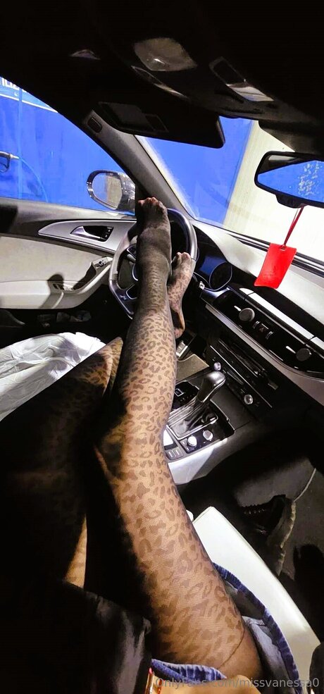 曲線美のラテン系オンリーファンズ ポルノ ギャラリー