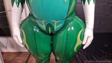 ママの足OnlyFans 美しいヌード 写真