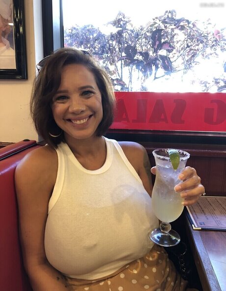 小柄な妻OnlyFans セクシー 画像