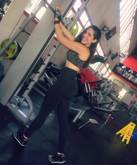 曲線美の女の子オンリーファンズ 無料裸 画像