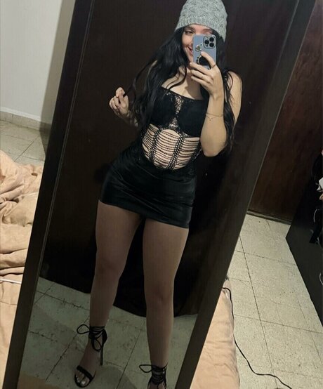 曲線美のラテン系オンリーファンズ エロチック 写真