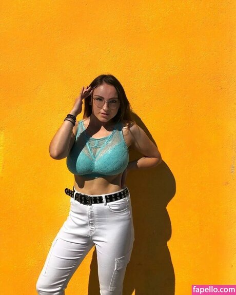 背が高くて巨乳のOnlyFans 美しい裸 写真