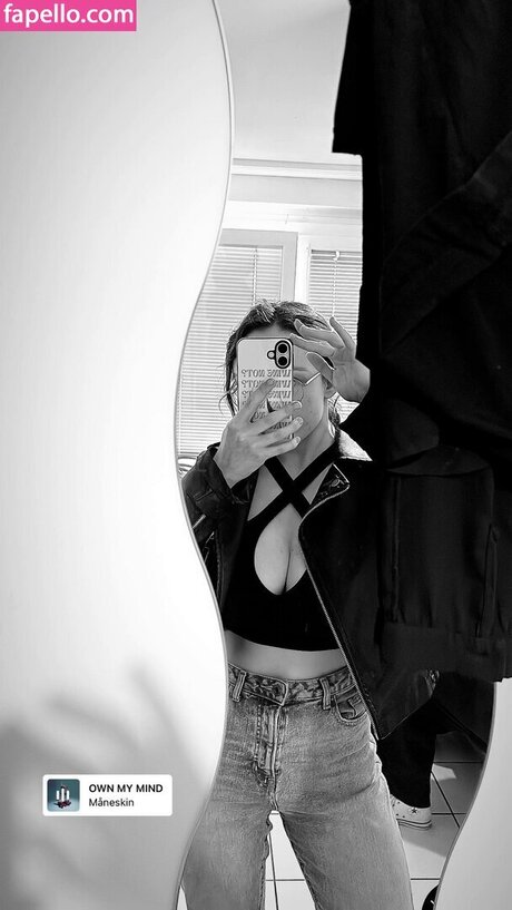 アジア人のティーンの足 オンリーファンズ 裸 写真