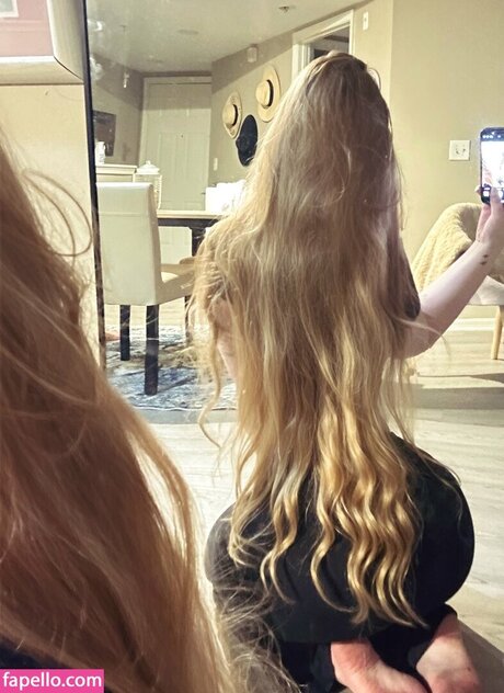 巨大な天然おっぱいオンリーファンズ ホットヌード 写真