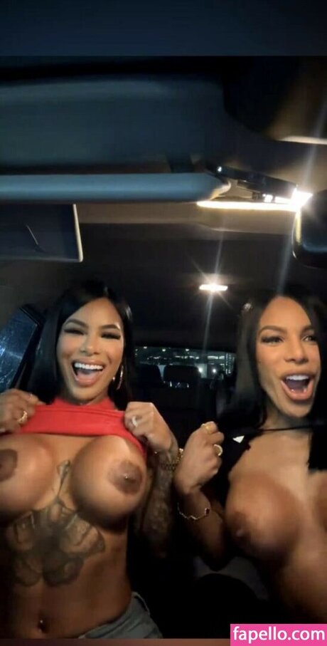 Karishna Ayala 裸のモデル 写真