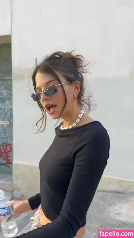 Nina Chuba 高品質スター 画像