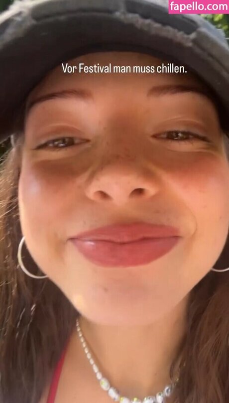 Nina Chuba かわいいスター 写真