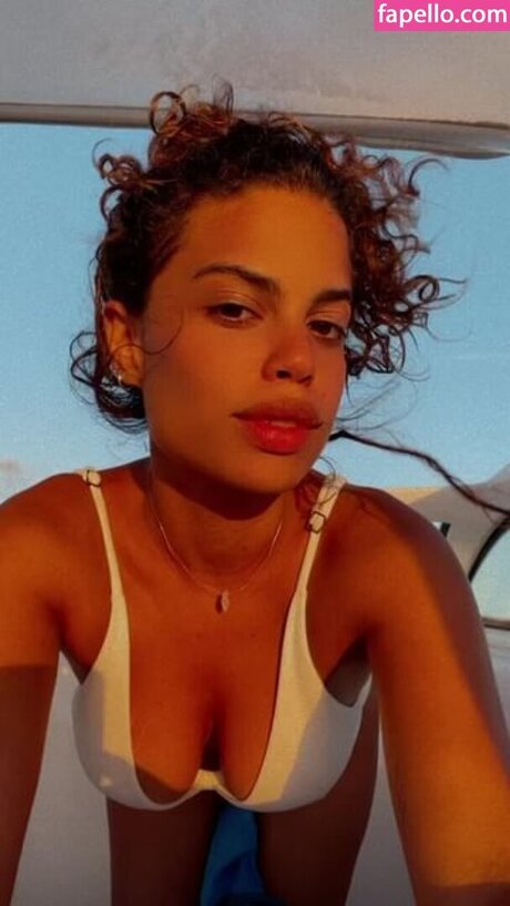 Clara Buarque エロティックなポルノスター 写真