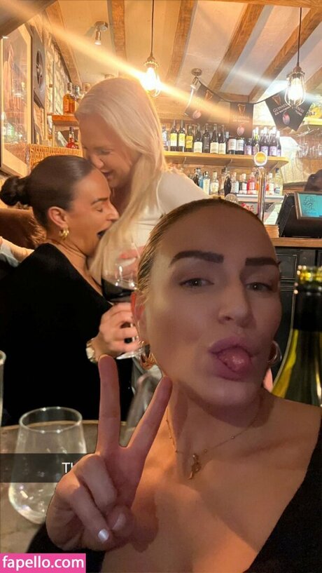 pollyanna isabella ヌードモデル 写真