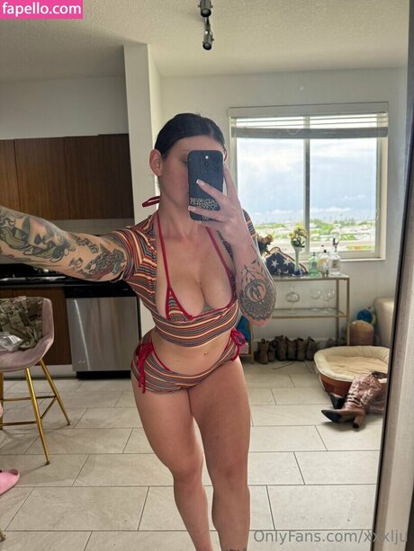 大きなお尻と巨乳のオンリーファンズ セクシーヌード 写真