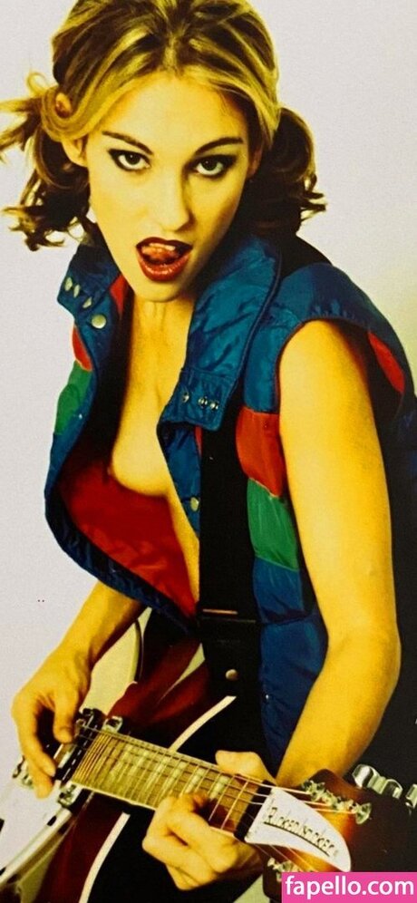 Amy Jo Johnson ポルノスター 裸 画像