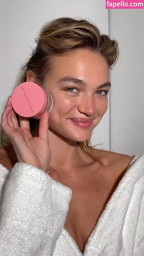 Camille Opp スター 裸 画像