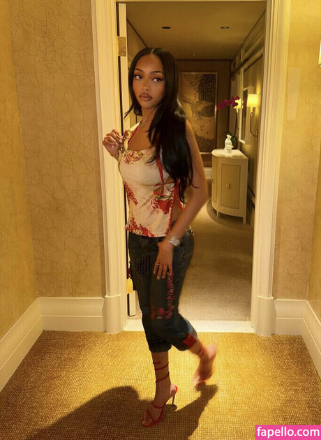 お金 オンリーファンズ ヌード 写真